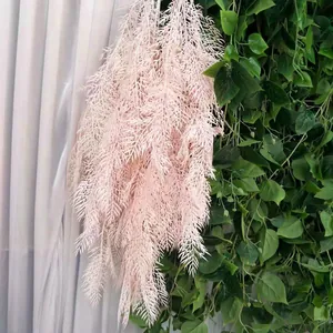 Vista detallada de la enredadera colgante de pino artificial rosa, ideal para decoración de bodas.