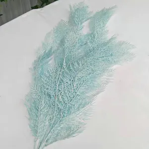 Vista detallada de la rama de pino artificial azul claro para la decoración de bodas.