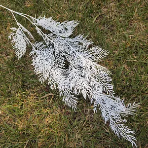 Rama de helecho de aguja de pino artificial blanca para detalles de decoración del hogar.