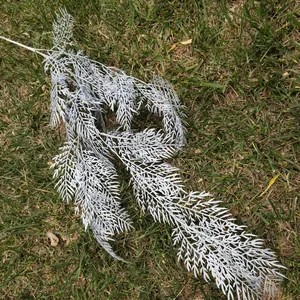 Rama de pino artificial escarchada para decoración de bodas y arreglos florales.