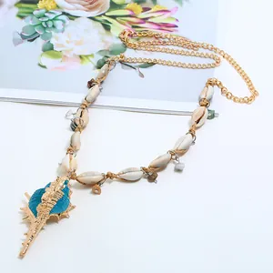 Böhmische Strand Muschel Halskette mit Goldkette und blauem Schnecken Anhänger für den Sommer.