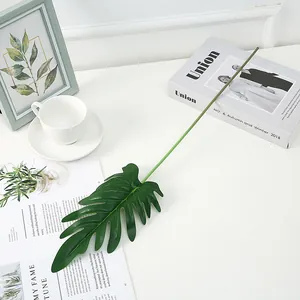 Foglia di monstera artificiale per arredamento nordico, parete vegetale verde realistica principale.