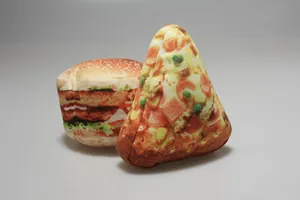 Vista detallada de juguetes de peluche para mascotas con diseño de comida rápida como hamburguesa.