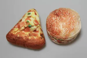 Detalle de primer plano de juguetes de peluche para mascotas de comida rapida pizza.