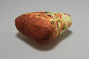Juguete para mascotas con forma de pizza en lona resistente, diseño realista para perros y gatos.