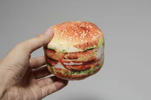 Vista detallada de juguete de hamburguesa de peluche, forma de comida simulada para.