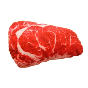 Primer plano detallado de un juguete para mascotas con forma de bistec realista, tela suave.