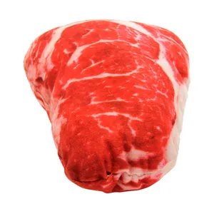 Primer plano de peluche realista con forma de carne para mascotas, tela suave y detalles.