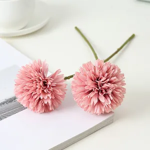 Nahaufnahme rosa künstlicher Seidenblumen für Tischdekoration und Fotografie Requisite.