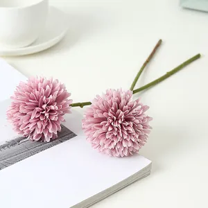 Nahaufnahme der rosa künstlichen Pompom Blume, elegante Seidenblumen für Heimdekor.