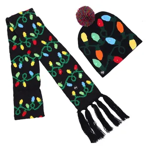 Detailansicht der weihnachtlichen Strickmütze und Schal Set mit bunten LED Glühbirnen.