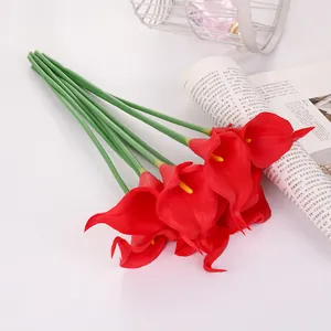Bouquet de fleurs de lys calla rouges artificielles, plan de détail pour déco de maison.