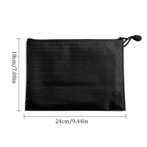 Sac de rangement impermeable noir avec fermeture eclair et motif en nid d'abeille utile.