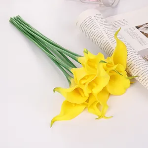 Gros plan de callas artificiels jaunes vibrants, accessoire parfait pour la photographie.