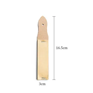 Vue détaillée du bâton de ponçage pour dessin, manche en bois avec outil abrasif.
