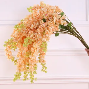 Detailaufnahme eines künstlichen Blauregen-Blumenzweigs, hängende Deko für Hochzeit und Party.