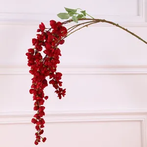 Künstliche rote hängende Blumenranke Detail, realistische Seidenblumen für Wand und Decke.
