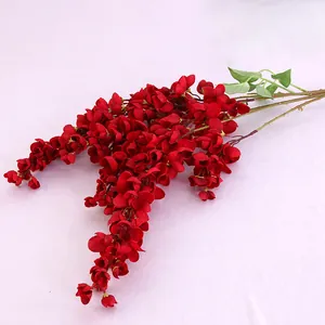 Künstliche rote Blauregen Hängeblumen Rebe Zweig Detail Nahaufnahme für Event Deko.