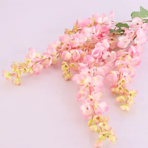 Detailansicht rosa künstlicher Wisterienblüten für Hochzeits- und Heim-Wandbehang-Dekoration.