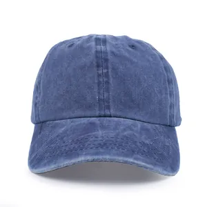 Gedetailleerd vooraanzicht van een klassieke vintage gewassen marineblauwe honkbalpet.