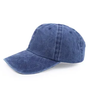 Detail van vintage gewassen katoenen marineblauwe honkbalpet met een verweerde afwerking