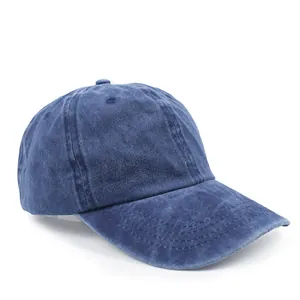 Gedetailleerd overzicht van een vintage gewassen marineblauwe katoenen pet.