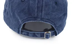 Detail van de achterkant van gewassen blauwe katoenen honkbalpet met metalen gesp