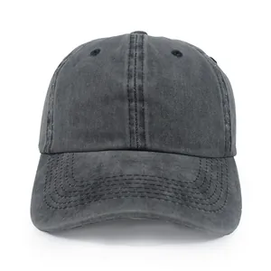 Gedetailleerd vooraanzicht van een grijze vintage gewassen katoenen baseballpet met klep.