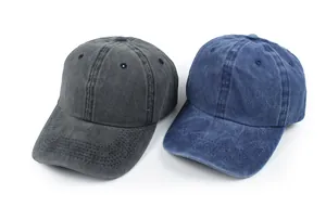 Twee vintage gewassen katoenen baseballpetten in antraciet en marineblauw met distressed textuur.