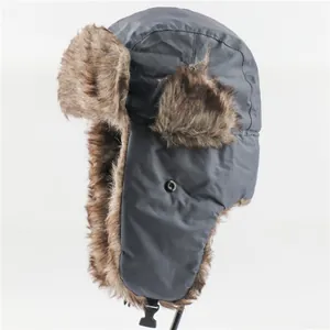 Winter warme ushanka muts met nepbont oorkleppen, winddichte outdoor bomber pet detail.