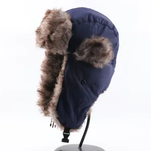 Detail van warme winter ushanka bombermuts met dikke nepbont oorkleppen en blauwe stof.