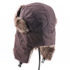 Bruine winter trapper muts met warm nepbont en winddichte buitenkant voor koude dagen.