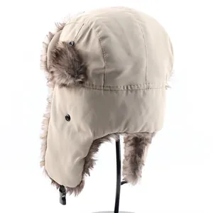 Beige winddichte ushanka muts met zachte faux fur oorkleppen voor koude winterdagen.
