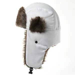 Witte winter bombermuts met bruine nepbont oorkleppen warme winddichte buitenmuts ski