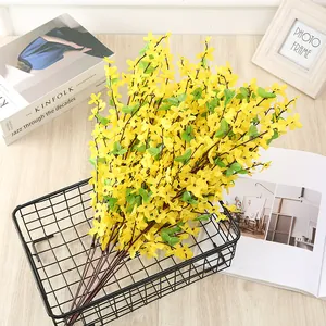 Fiori di forsizia artificiali in cestino di metallo, decorazione ideale per soggiorno.
