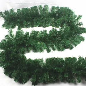 Vista dettagliata della ghirlanda natalizia artificiale verde da 2,7M, aghi in PVC fitti.
