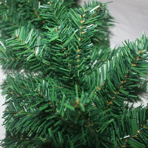 Vista dettagliata della ghirlanda natalizia verde in PVC artificiale per decorazioni.