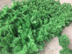 Ghirlanda di Natale in PVC verde da 2,7 m vite di pino artificiale per decorazione porta hotel casa