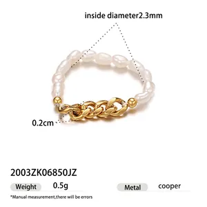 Détail de bague perle d'eau douce et chaîne métal, gros plan bijoux style vintage.
