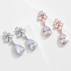 Prachtige elegante hangende oorbellen van kubieke zirkonia in zilver en roségoud.