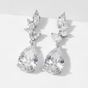 Gedetailleerde close-up van elegante zilveren oorbellen met fonkelende zirkonia stenen.