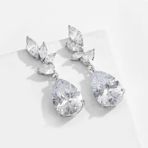 Elegante zilveren oorbellen met stralende zirkoniastenen in druppel- en marquesevorm.