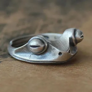 Gedetailleerd uitzicht op een schattige 3D kikker open ring, vintage zilveren afwerking dier.