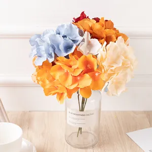 Primer plano detallado de un ramo de hortensias artificiales coloridas en jarrón de vidrio, decoración.