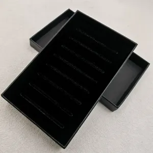 Caja de regalo negra de terciopelo con ranuras para pasadores de corbata y detalles