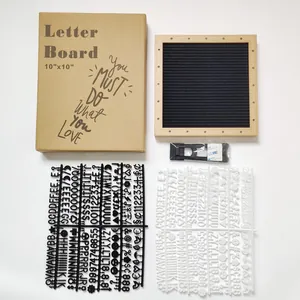 Tableau à lettres feutre 10x10 pouces avec cadre en bois et jeux de lettres colorés.