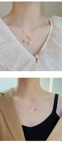 Nahaufnahme der Hetian-Jade Ping'an Kou Halskette am Modell mit Spitze und Blazer