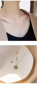 Elegante Jade-Halskette mit Ping'an-Anhänger und Goldperlen in einer Detailaufnahme