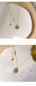 Detail der Hetian-Jade Ping'an Kou Anhänger-Halskette mit Goldkette und Perlen.