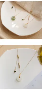 Detailansicht einer eleganten Hetian-Jade Ping'an Kou Halskette mit einer Goldkette